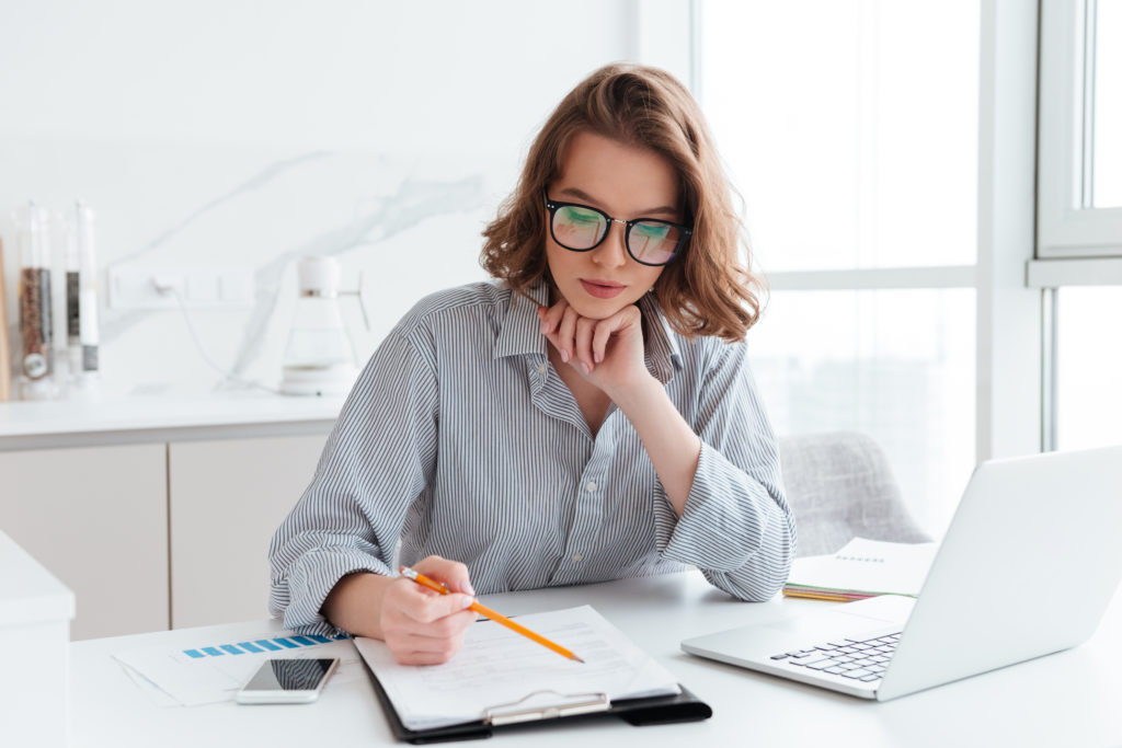 Young Concentrated Businesswoman In Glasses And Striped Shirt Wo - Nuvecon